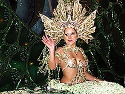 Reina con un traje de fantasía ricamente ornamentado.