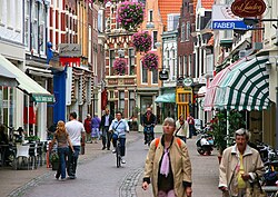 Calle Kleine Houtstraat en verano