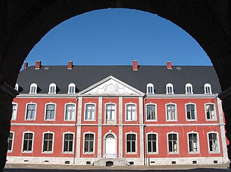 Vista general y entorno arquitectónico de la histórica Abadía de Stavelot en Bélgica.