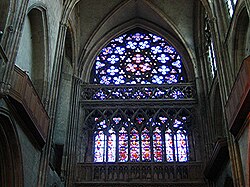 Vitral de la cabecera de la Iglesia de San Pedro de Caen en Normandía.