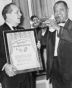 Louis Armstrong recibiendo un premio en el Carnegie Hall