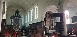 Interior arquitectónico de una capilla de beguinaje