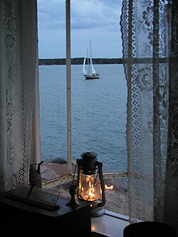 Cortinas ligeras en una ventana con vistas al mar