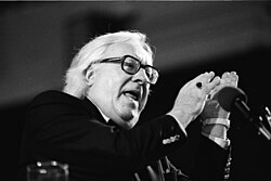Ray Bradbury participando en una conferencia en el año 1990