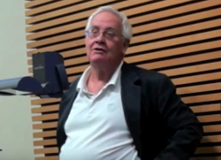 Retrato fotográfico de Benedict Anderson