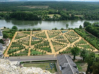 Jardín potager histórico en el castillo de la Roche-Guyon junto al río Sena en Francia.