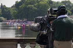 Camarógrafo de OBS filmando en la maratón masculina de 10 km de natación en Londres 2012