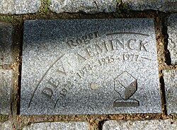 Losa de pavimento dedicada a Roger de Vlaeminck en reconocimiento a sus victorias en la París-Roubaix.
