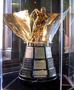 Detalle del Trofeo Maurice Richard entregado al máximo goleador
