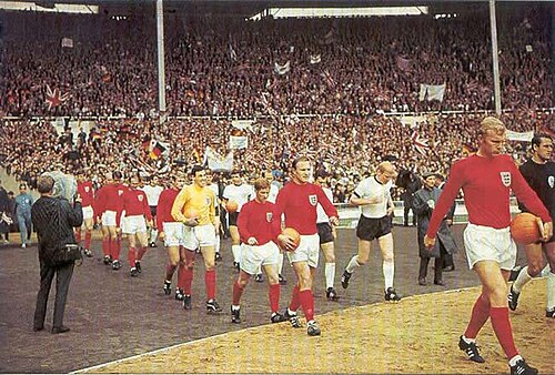 Jugadores de Inglaterra y Alemania Federal ingresando al campo en la final de 1966
