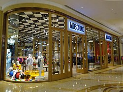 Fachada de una tienda Moschino ubicada en Macao