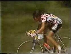 Luis Herrera con el rostro ensangrentado durante el Tour de Francia de 1985