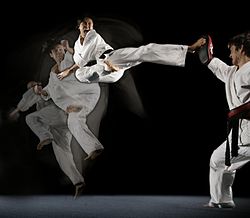 Steven Ho realizando una técnica de salto y giro