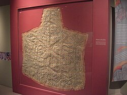 Manto tehuelche exhibido en el Museo de La Plata.