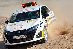 Un Seat Ibiza del RACC haciendo de coche cero en el Rally de Cataluña de 2010