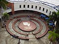 Plaza principal de institución universitaria en Cali