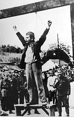 Stjepan Filipović en el momento de ser ejecutado en Valjevo en 1942.