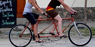 Dos ciclistas montando una bicicleta tándem