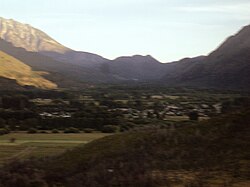 Vista del valle del pueblo que se asemeja a un hoyo