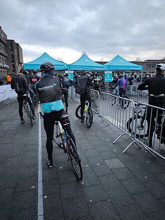 Ciclistas participando en la Omloop Het Nieuwsblad 2024