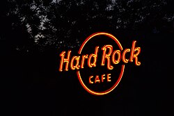 Cartel luminoso del restaurante Hard Rock en Madrid