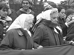 Madres de Plaza de Mayo en Argentina exigiendo conocer el destino de sus hijos.