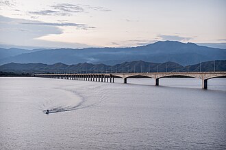 Vista panorámica del Viaducto Balseadero sobre el embalse de la represa El Quimbo