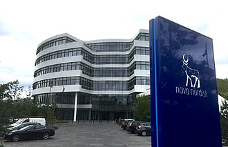 Logotipo e identidad corporativa de la sede central de Novo Nordisk en Dinamarca.