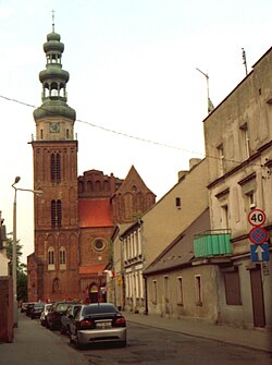 Fachada y estructura exterior de la catedral católica de Chełmża