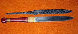 Restos arqueológicos de un seax antiguo junto a su reconstrucción