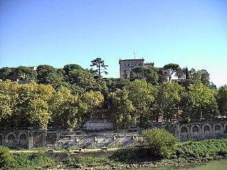 Vista del Monte Aventino desde el río Tíber con el palacio de los Caballeros de Malta