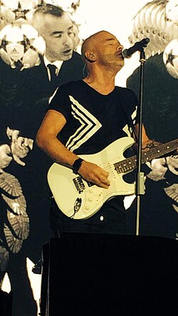 Eros Ramazzotti actuando en directo en un concierto en 2015