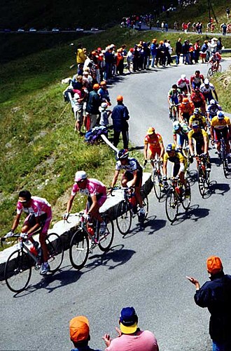 Ciclistas participando en una etapa del Tour de Francia 2000