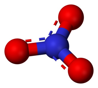 Modelo molecular tridimensional del ion nitrato mostrado con enlaces y átomos