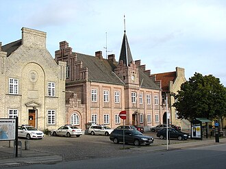 Vista histórica del antiguo ayuntamiento de Skanderborg