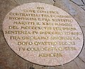 Placa conmemorativa en el suelo de la plaza