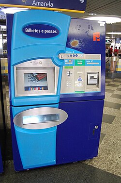 Máquina expendedora de billetes en una estación