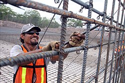 Trabajador ensamblando armadura para una planta de tratamiento de agua en Mazatlán, Sinaloa, México.