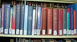 Estantes llenos de libros jurídicos sobre la constitución británica en una biblioteca de derecho