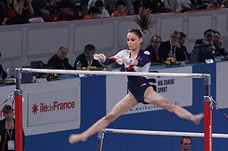Ejercicio de barras asimétricas en una competición del año 2010.