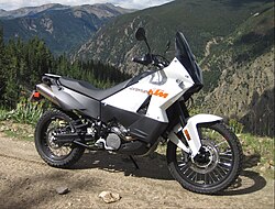 KTM 990 Adventure enfocada al uso mixto en carretera y campo.