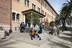 Entrada principal de la Universidad