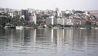 La ciudad vista desde el mar de Galilea