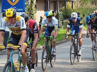 Grupo de ciclistas en la París-Roubaix 2016