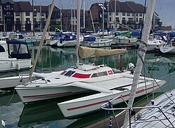 Trimarán navegando en el mar