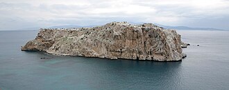 Vista del islote de Perejil desde la costa africana