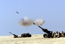 Disparo de un obús de artillería de 155 mm.