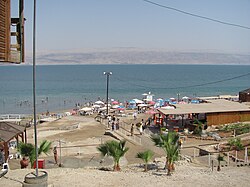 Bañistas en la costa del Mar Muerto