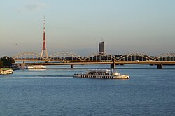 Vista del río Daugava y la sede de LTV