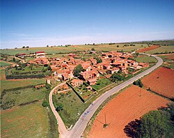 Villacorta, característico pueblo rojo en la provincia de Segovia
